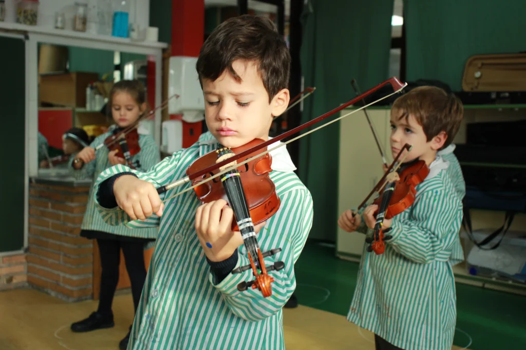 Desde los 4 años y hasta 2º Primaria contamos con nuestro 'Proyecto Violín, momento en el que los alumnos tienen su práctica semanal durante el curso - Redes Sociales