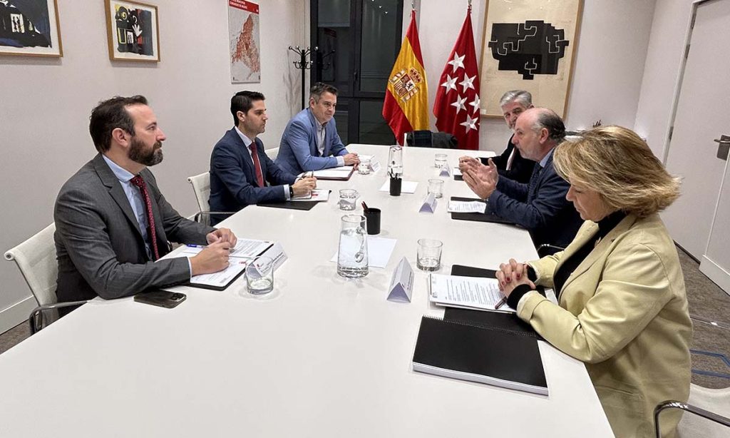 El Consejero de Educación de la Comunidad de Madrid, Emilio Viciana, acompañado por el Viceconsejero de Política y Organización Educativa, José Carlos Fernández Borreguero, y el Director General de Educación Concertada, Becas y Ayudas al Estudio, Jorge Elías de la Peña y Montes de Oca, reciben al presidente de CICAE, Gabriel Castellano Zapatero, al Vicepresidente, José Luis Delso, y a la Directora General, Elena Cid.